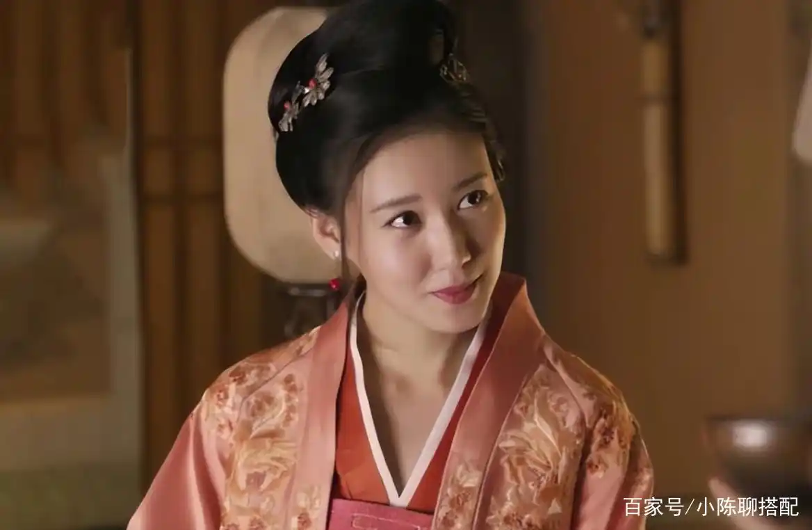 长脸女星妆容技巧_长方形脸女明星_长脸女人如何变美